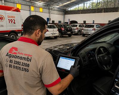 Profissional em oficina com equipamento de diagnóstico
